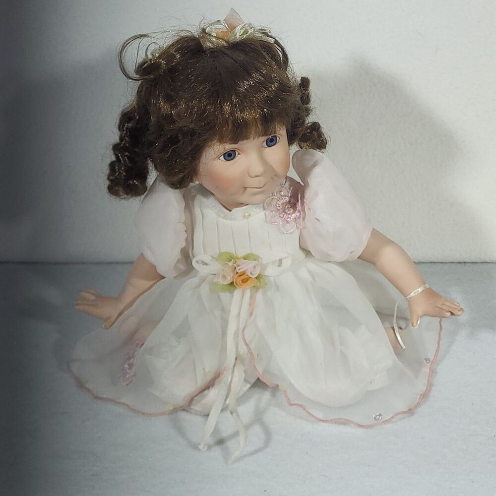 Vintage Duckhouse Heirloom Sitting Porcelain Doll #39 Of 5000 10"